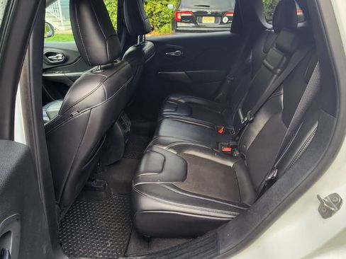 Used 2019 Jeep Cherokee Latitude Plus w/ Comfort/Convenience Group image 6