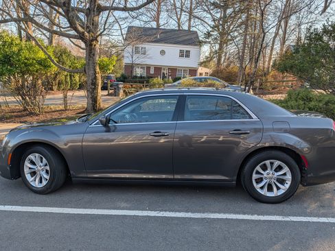 Used 2015 Chrysler 300 Limited image 9