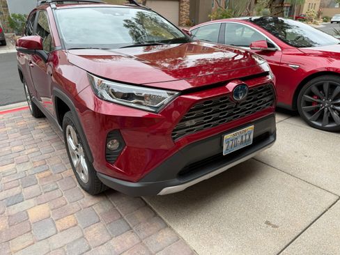 Used 2020 Toyota RAV4 Limited image 2