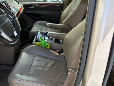 Used 2012 Chrysler Town & Country Touring-L w/ Driver Convenience Group image 8