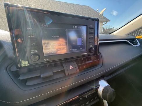 Used 2021 Toyota RAV4 LE image 11