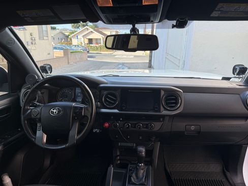 Used 2017 Toyota Tacoma TRD Off-Road image 17