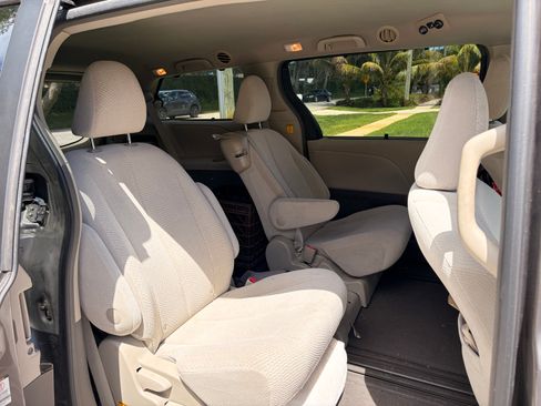 Used 2011 Toyota Sienna LE FWD image 4