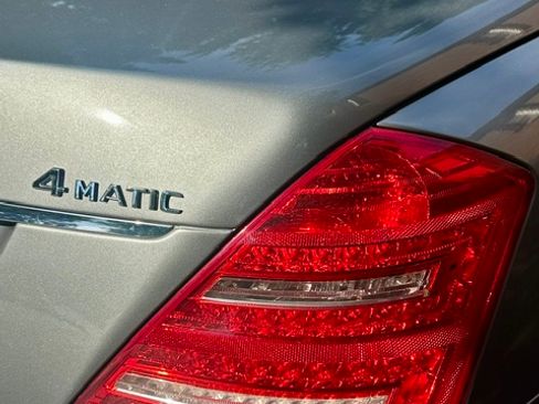 Used 2010 Mercedes-Benz S 550 4MATIC image 11