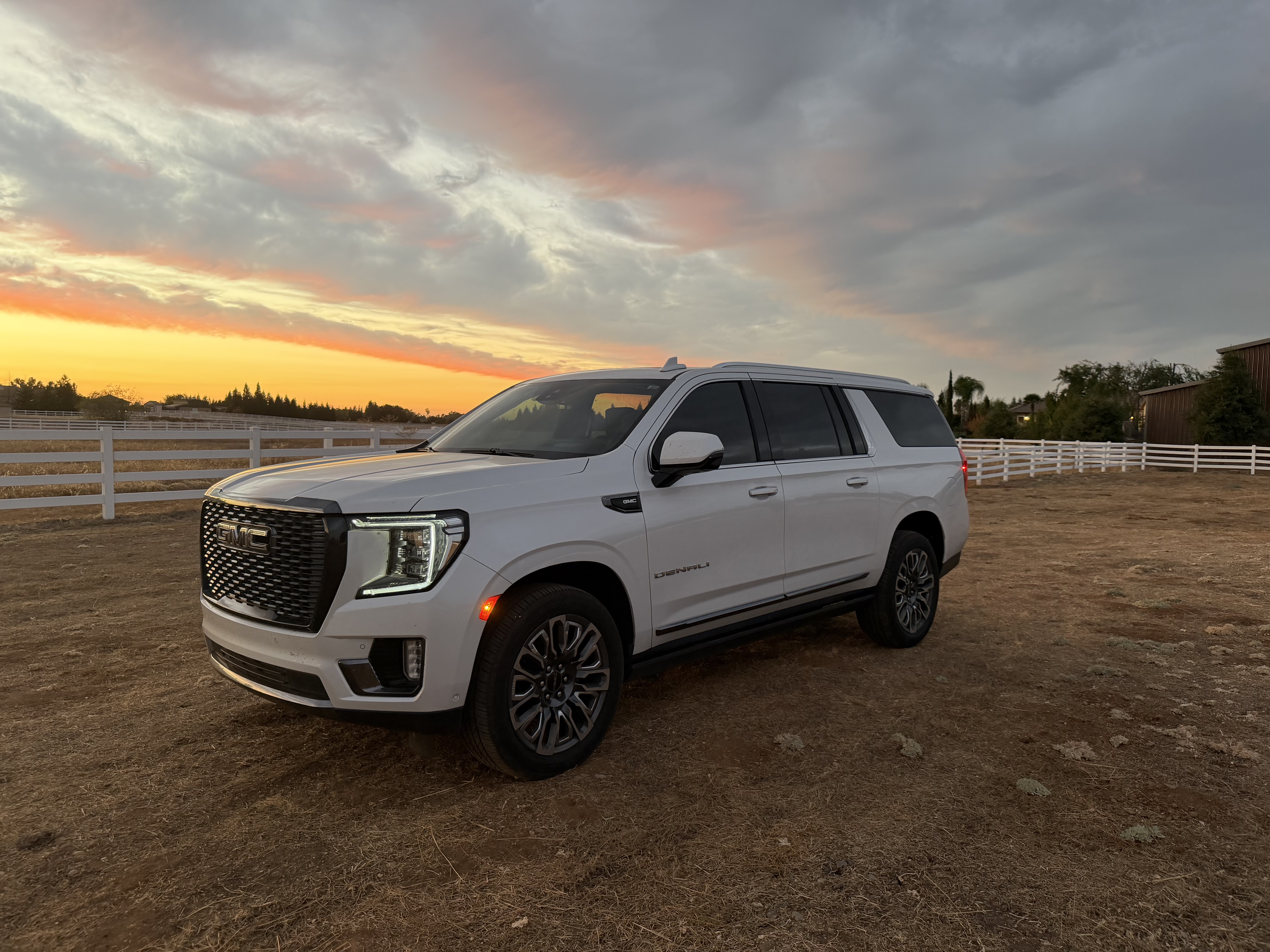 Used 2023 GMC Yukon XL Denali Ultimate AWD/4WD image 1
