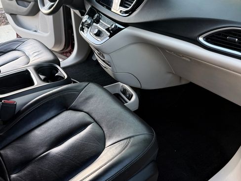 Used 2017 Chrysler Pacifica Touring-L Plus w/ Tire & Wheel Group image 9