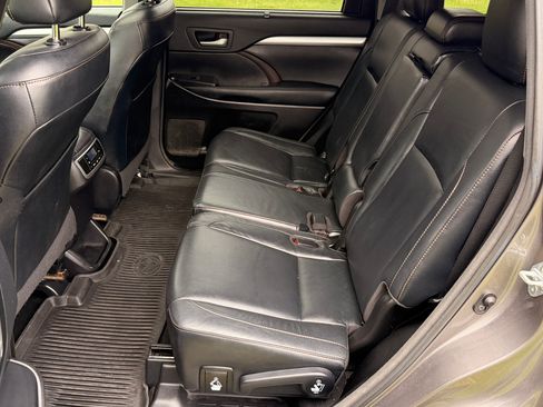 Used 2017 Toyota Highlander XLE image 10