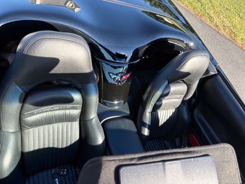 Used 2001 Chevrolet Corvette Convertible w/ Preferred Equipment Group2 image 9