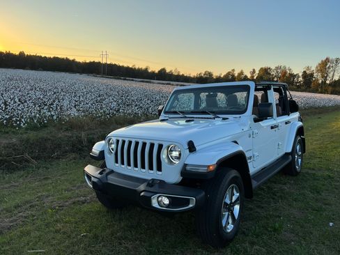 Used 2023 Jeep Wrangler Unlimited Sahara AWD/4WD image 2