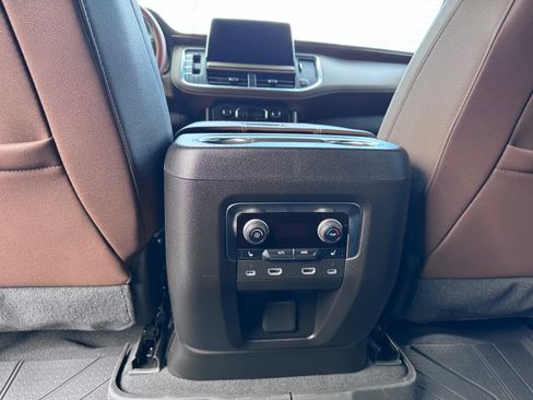 Used 2024 Chevrolet Suburban High Country w/ Advanced Technology Package image 19