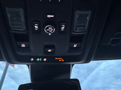 Used 2024 GMC Yukon SLT w/ SLT Premium Package image 11