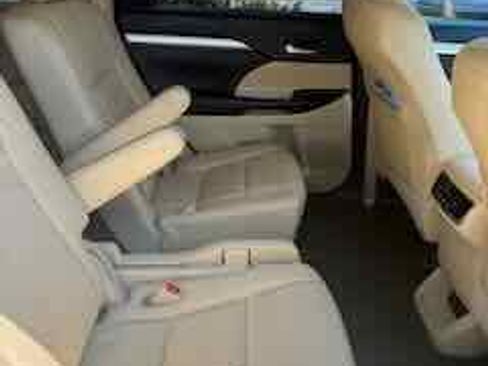 Used 2017 Toyota Highlander XLE image 8