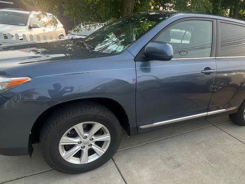 Used 2013 Toyota Highlander 4WD w/ Cold Weather Pkg image 4