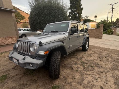 Used 2018 Jeep Wrangler Unlimited Sport S AWD/4WD image 4