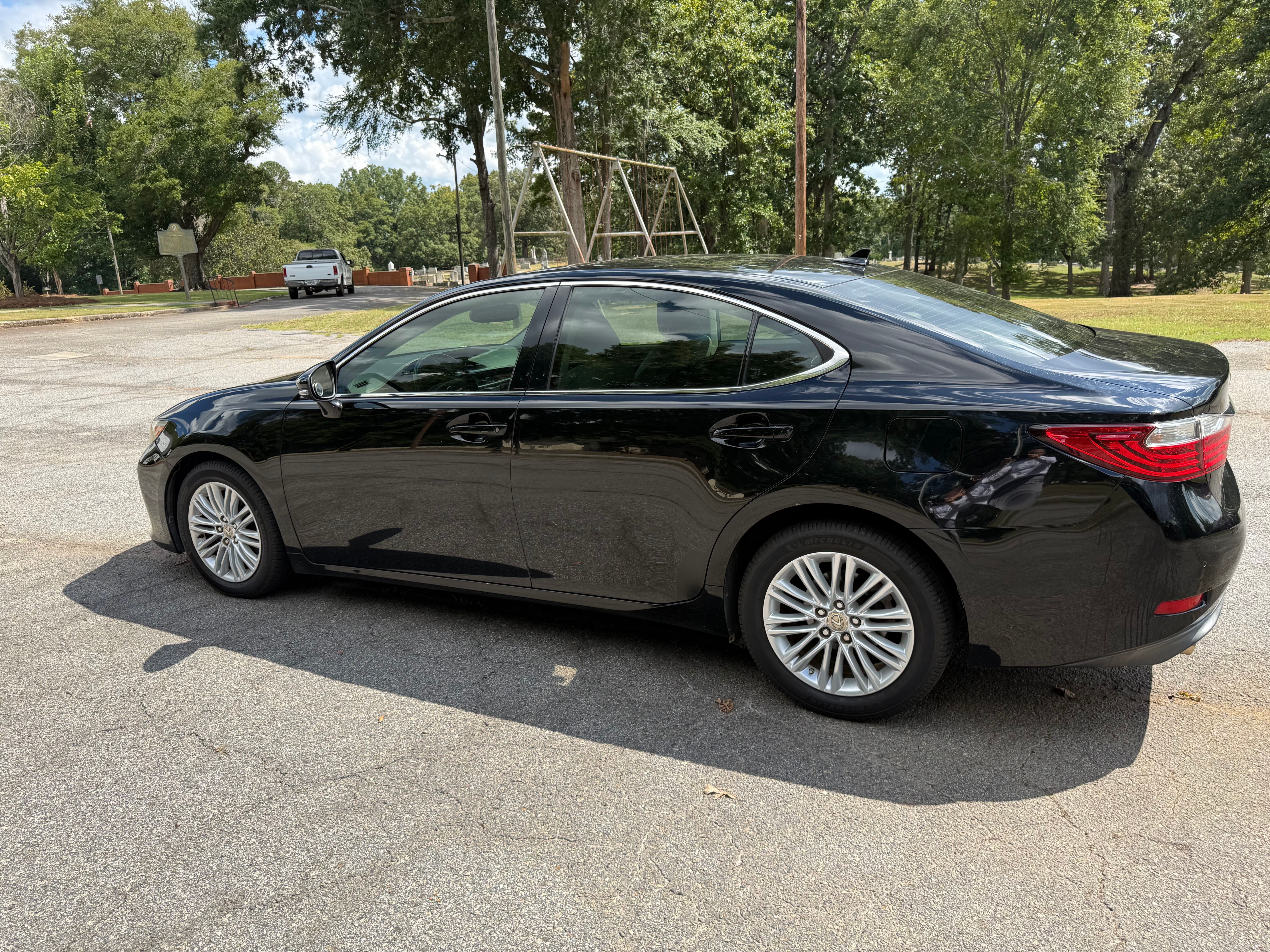 Used 2014 Lexus ES 350 w/ Luxury Package FWD image 4