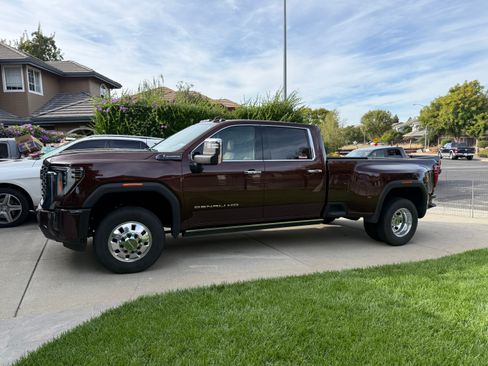 Used 2024 GMC Sierra 3500 Denali Ultimate AWD/4WD image 2