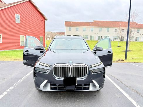 Used 2023 BMW X7 xDrive40i w/ Premium Package image 2