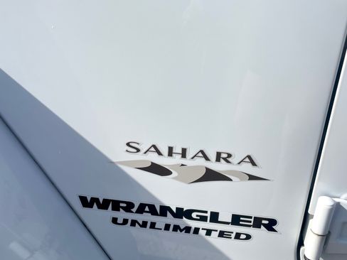 Used 2017 Jeep Wrangler Unlimited Sahara w/ Connectivity Group image 15