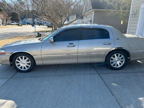 Used 2011 Lincoln Town Car Signature Limited image 1