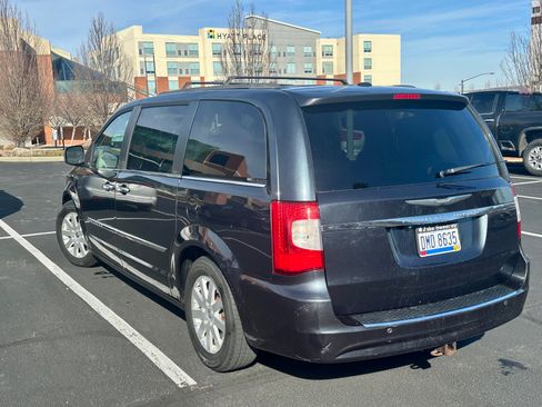Used 2013 Chrysler Town & Country Touring image 9
