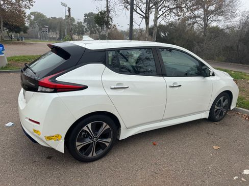 Used 2021 Nissan Leaf SV image 2