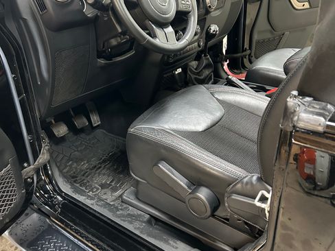 Used 2016 Jeep Wrangler Sahara image 19