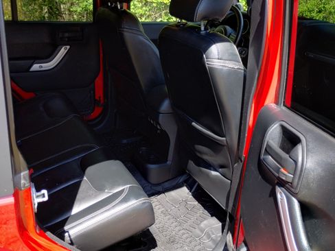 Used 2014 Jeep Wrangler Unlimited Rubicon w/ Connectivity Group image 14