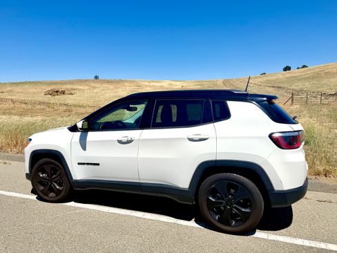 Used 2019 Jeep Compass Latitude FWD image 2