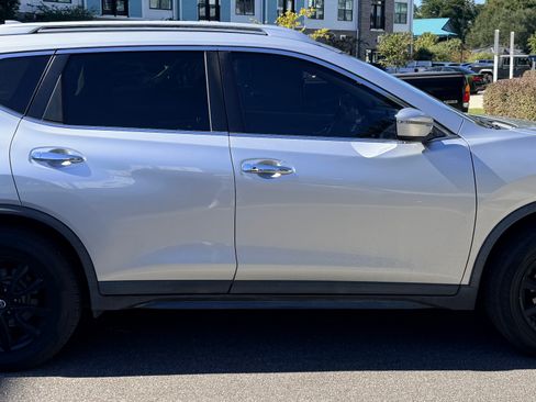 Used 2019 Nissan Rogue SV image 2