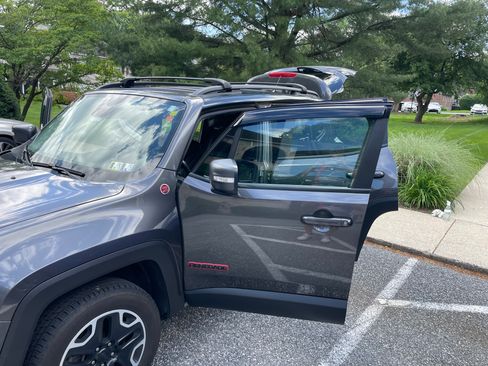 Used 2016 Jeep Renegade Trailhawk AWD/4WD image 2