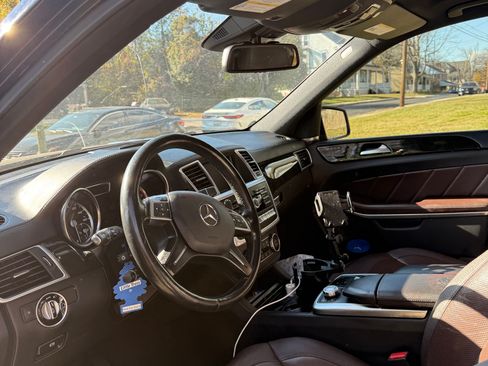 Used 2015 Mercedes-Benz GL 550 4MATIC w/ Driver Assistance Package image 12