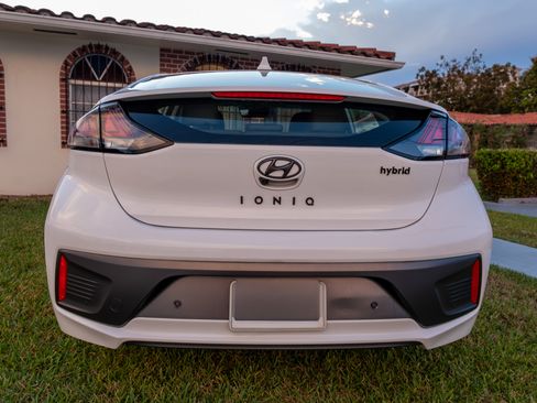 Used 2020 Hyundai Ioniq Limited image 5