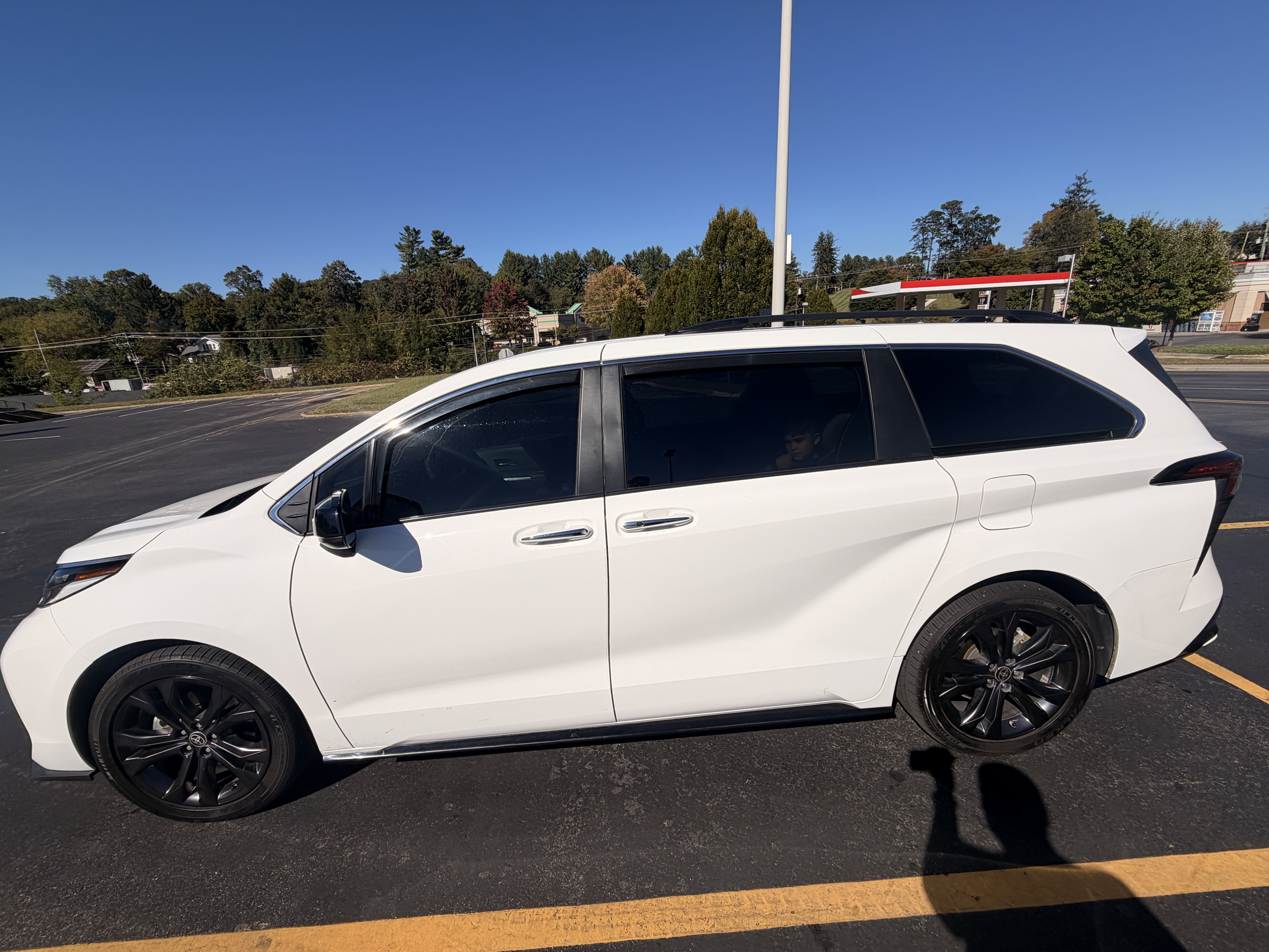 Used 2023 Toyota Sienna XSE FWD image 4