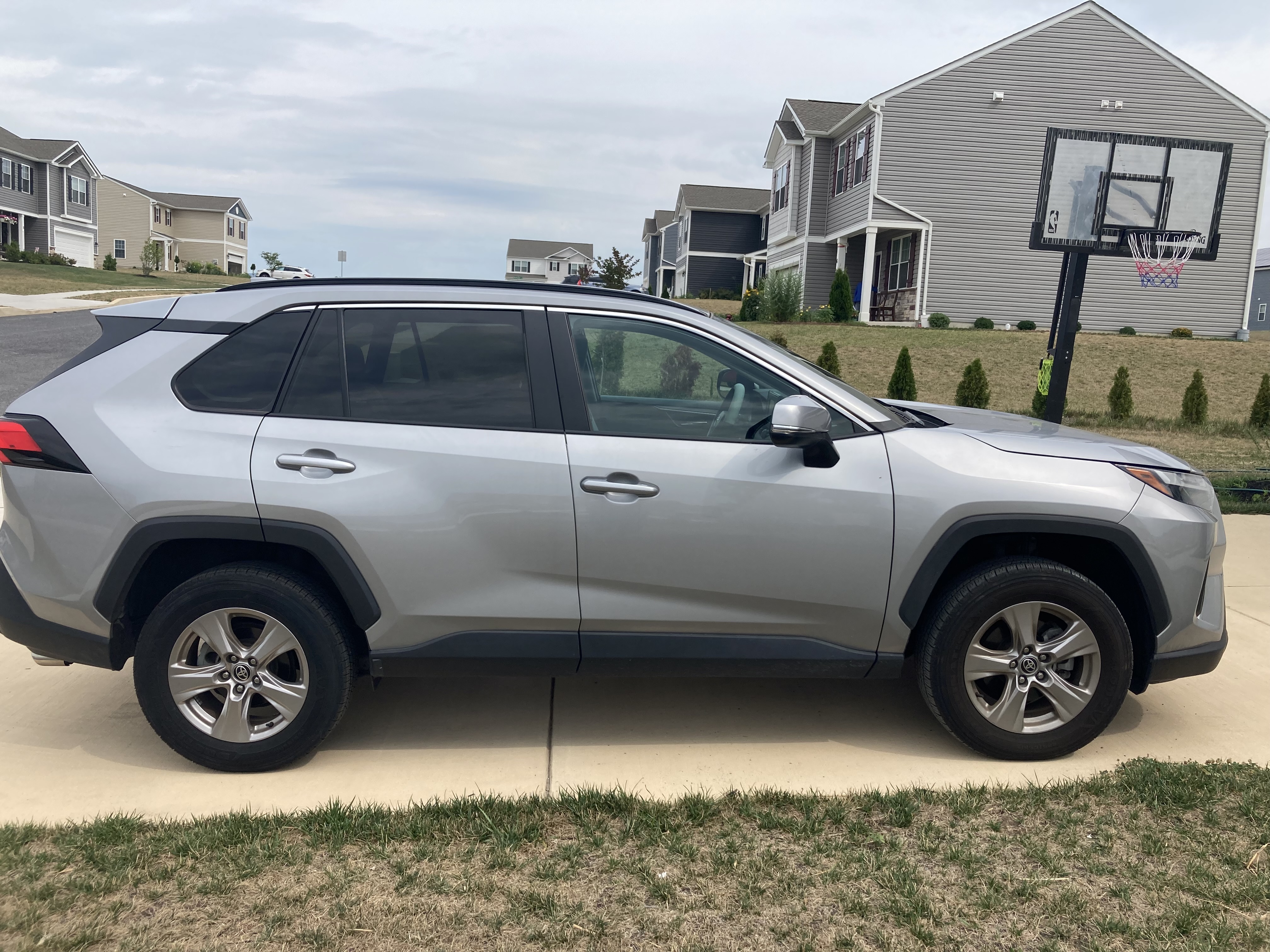 Used 2022 Toyota RAV4 XLE w/ Convenience Package AWD/4WD image 2