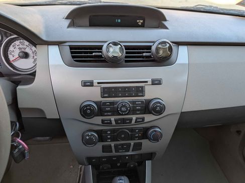 Used 2010 Ford Focus SE image 2