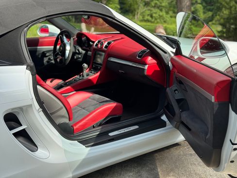 Used 2016 Porsche Boxster Spyder RWD image 11