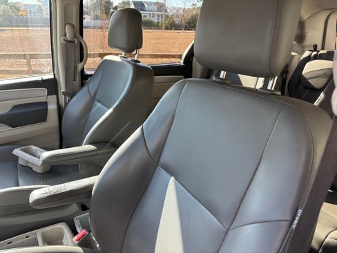 Used 2013 Volkswagen Routan SE image 6