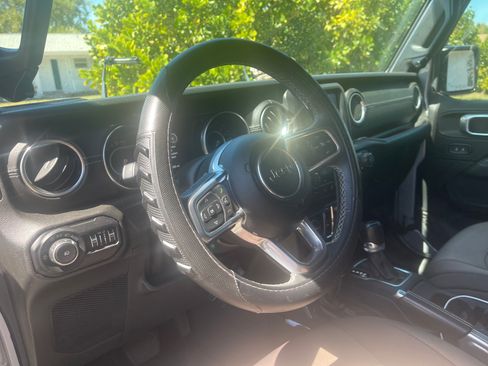 Used 2019 Jeep Wrangler Unlimited Sahara image 9