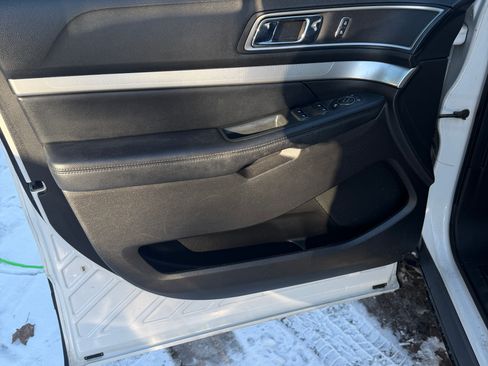 Used 2017 Ford Explorer XLT w/ Equipment Group 202A image 9