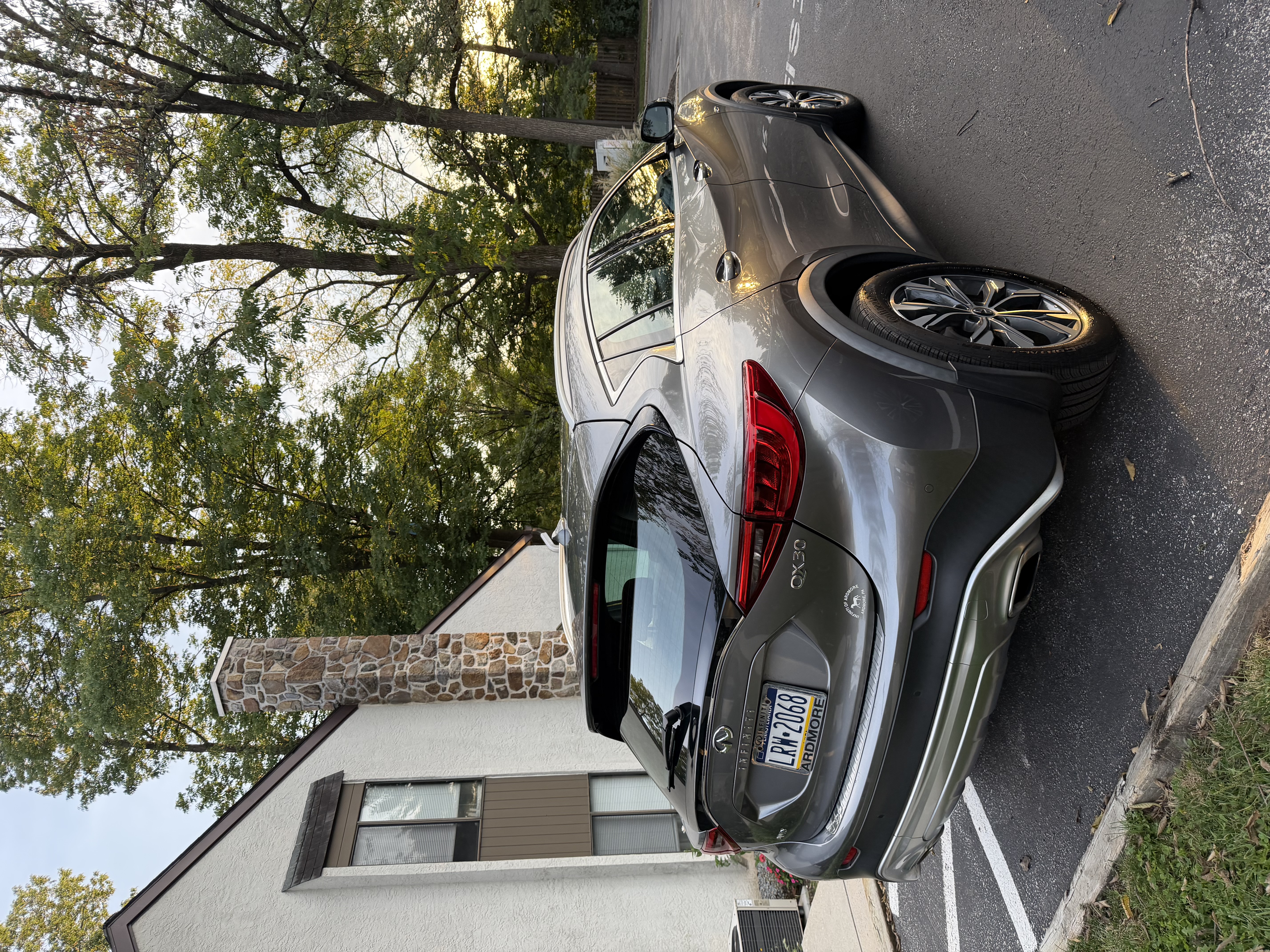 Used 2018 INFINITI QX30 AWD w/ Cargo Package image 2