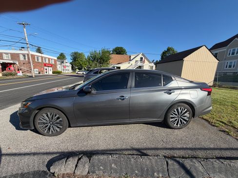 Used 2023 Nissan Altima 2.5 SV FWD image 2
