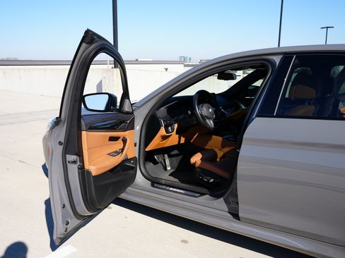 Used 2021 BMW M550i xDrive w/ Executive Package image 15