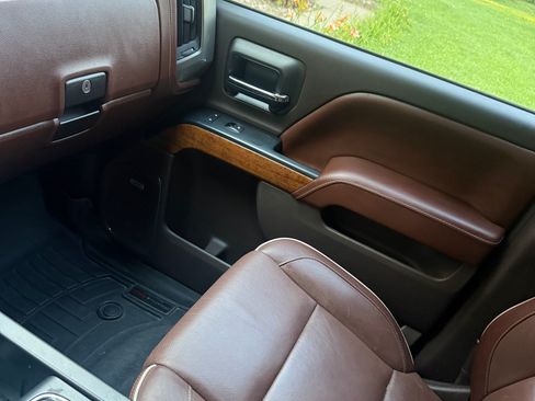 Used 2015 Chevrolet Silverado 1500 High Country w/ High Country Premium Package AWD/4WD image 11