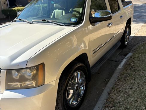 Used 2010 Chevrolet Avalanche LTZ image 2