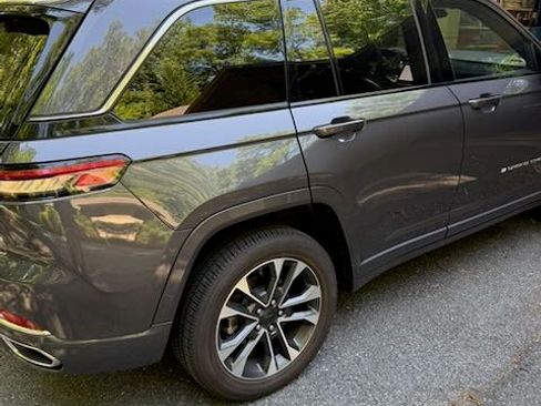 Used 2024 Jeep Grand Cherokee Overland w/ Luxury Tech Group IV AWD/4WD image 6