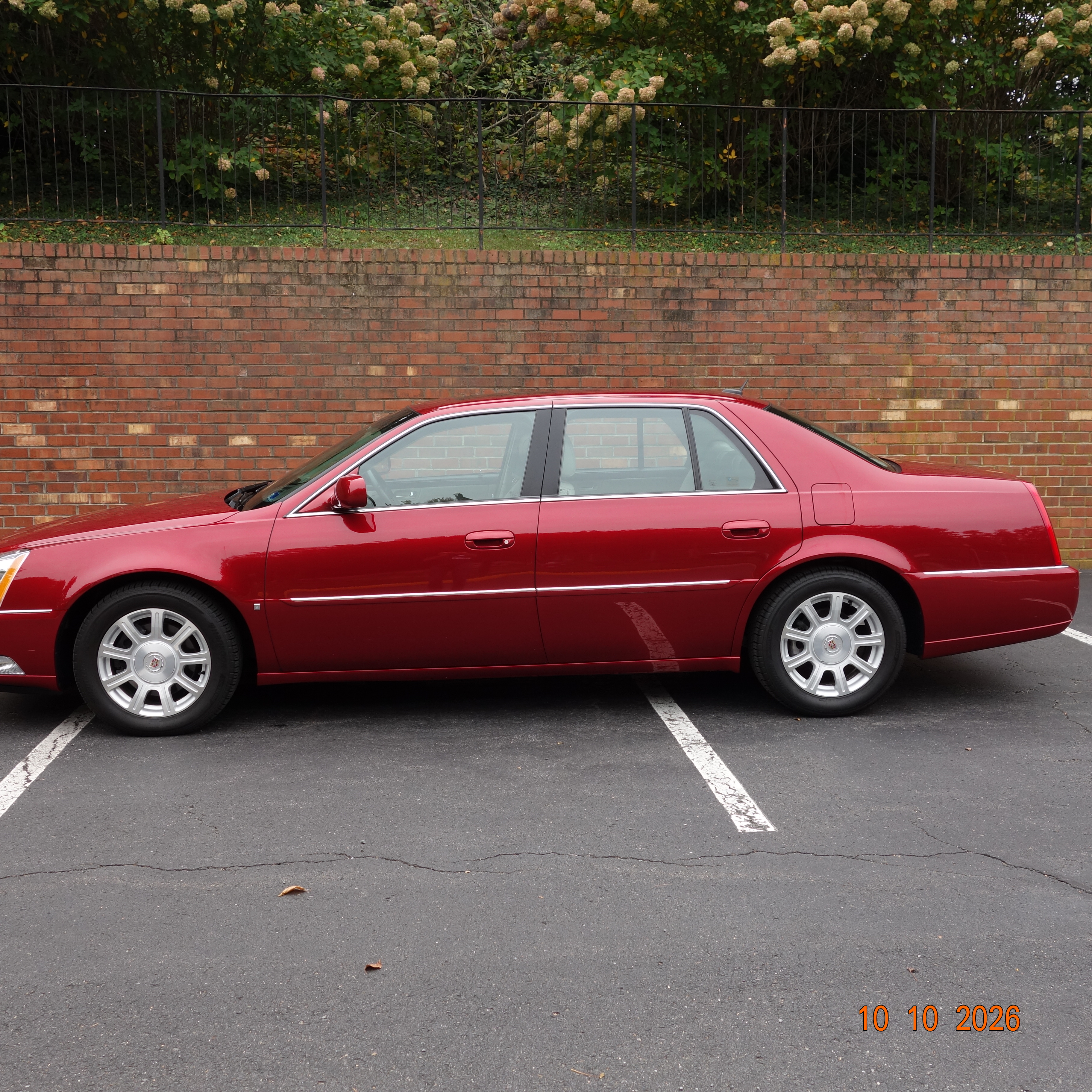Used 2008 Cadillac DTS w/ Sun And Sound Package FWD image 4