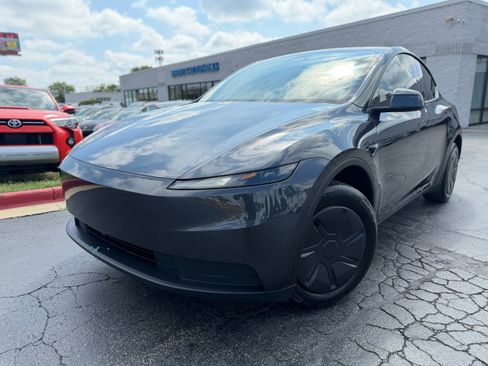Used 2026 Tesla Model Y 2WD image 1