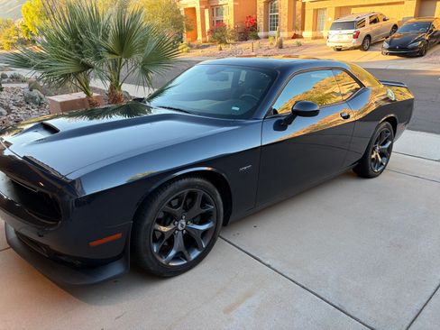 Used 2019 Dodge Challenger R/T image 2