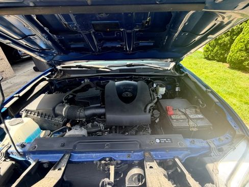 Used 2018 Toyota Tacoma TRD Sport AWD/4WD image 15