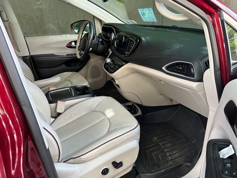 Used 2018 Chrysler Pacifica Limited w/ Advanced Safetytec Group FWD image 5